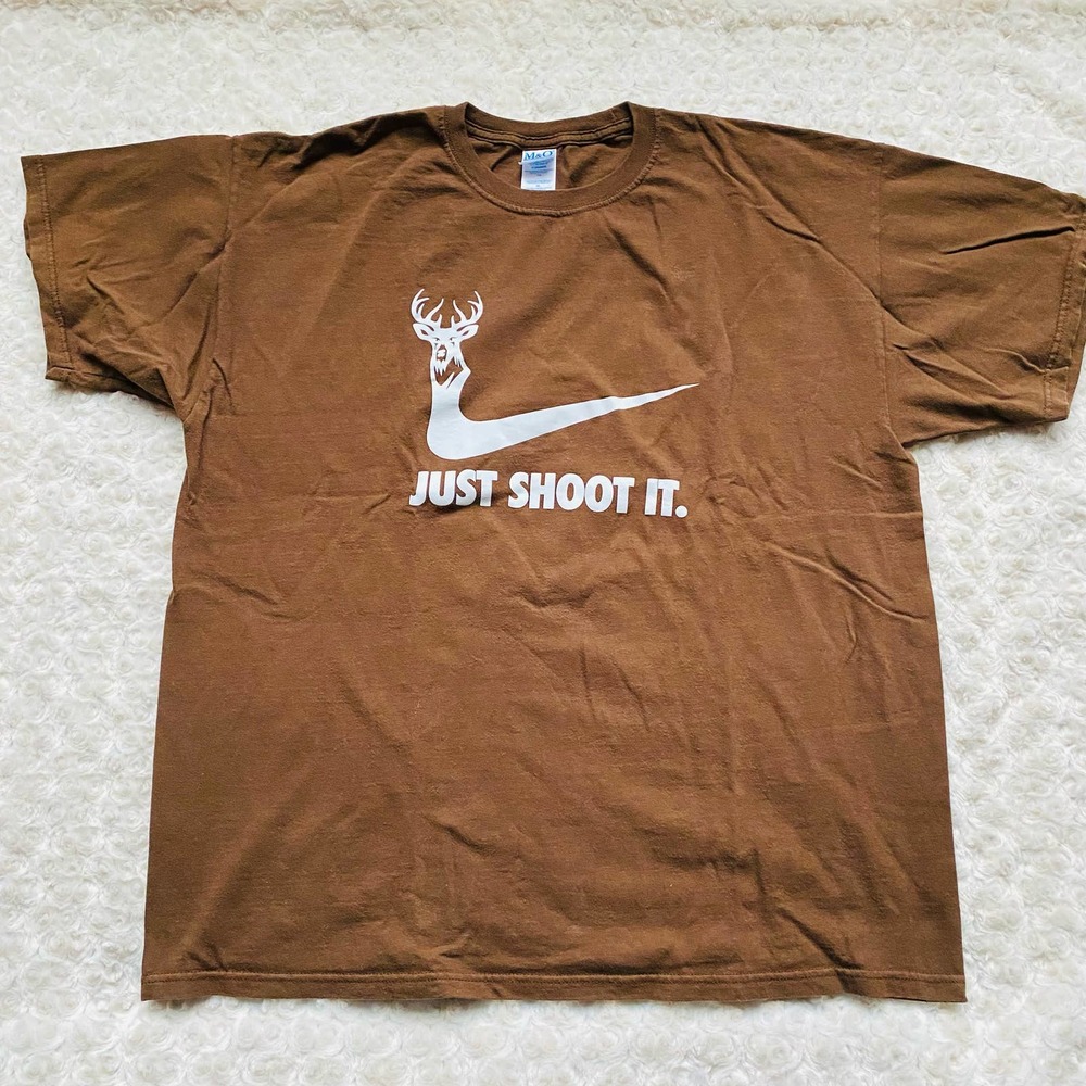 NIKE Swoosh Just Shoot It Hunting Deer Whitetail Brown Cotton Tee Shirt Size XL